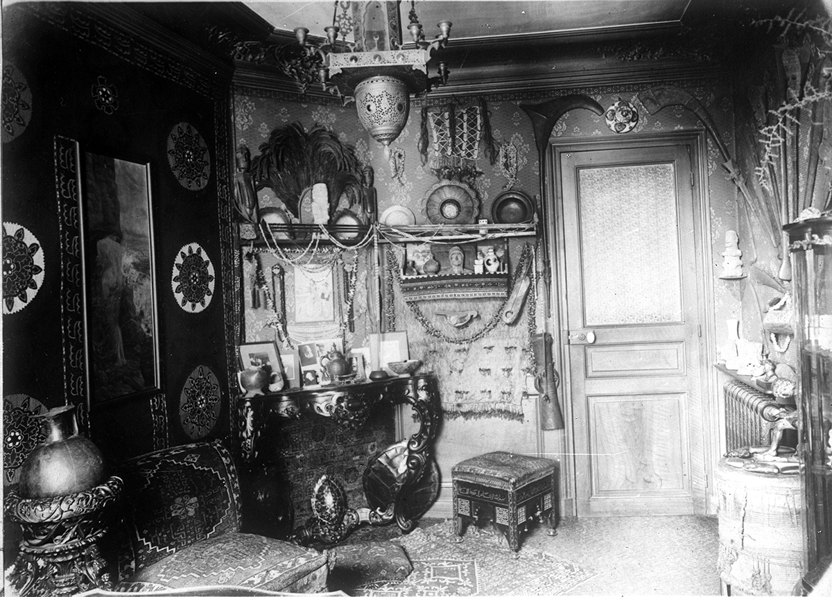 Prijímacia izba v byte M. R. Štefánika v Paríži, 1910 – 1918, autor fotografie: pravdepodobne René Boivin, zdroj: Slovenské národné múzeum – Múzeá v Martine.